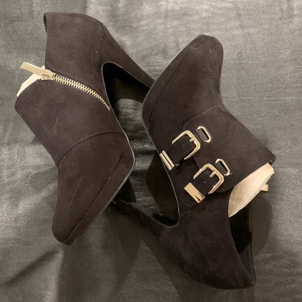 Coach and Four Heels, Size 8.5. Black.